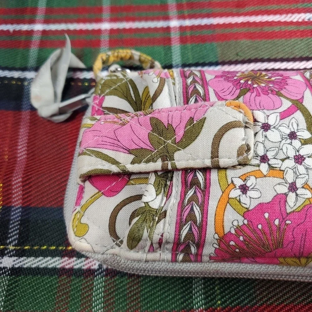 Vera Bradley Viva La Vera Floral All In One Wristlet Womens OS Pink Good Quilted